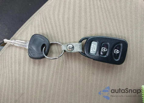 2013 Hyundai Elantra Gls z USA, uszkodzony, nr VIN 5NPDH4AE3DH447555